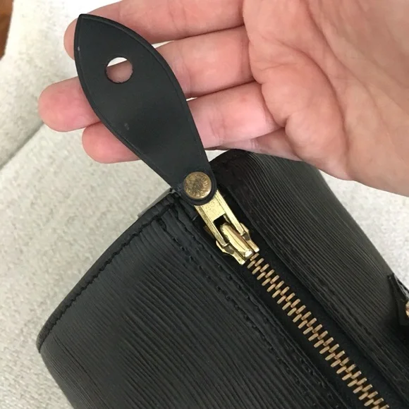 Authentic Louis Vuitton Epi black leather Speedy 25 bag - Picture 10 of 15